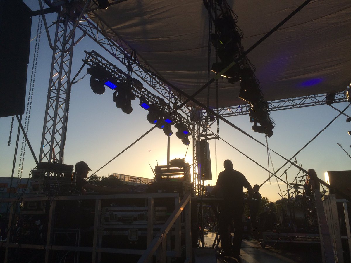 2CentPros's tweet image. About to go on stage at Armadale Australia Day! It's not too late to come down! #australiaday #twocentpros #fireworks #localmusic #awesome