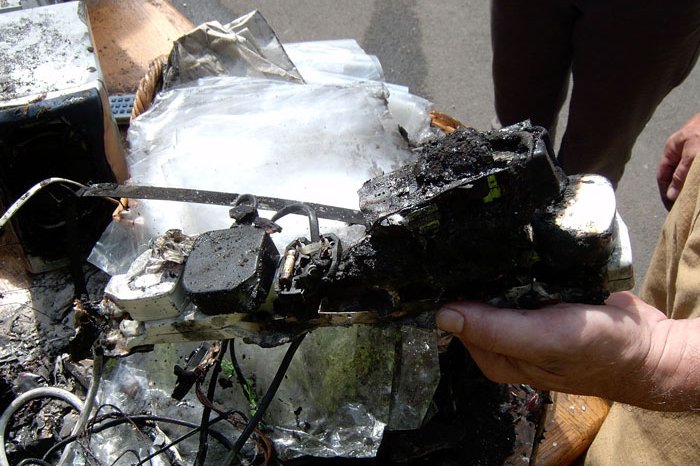 ElecSafetyFirst's tweet image. Yikes! Someone clearly didn't get our advice about not overloading sockets - should have used our socket calculator! bit.ly/1vMGgBk