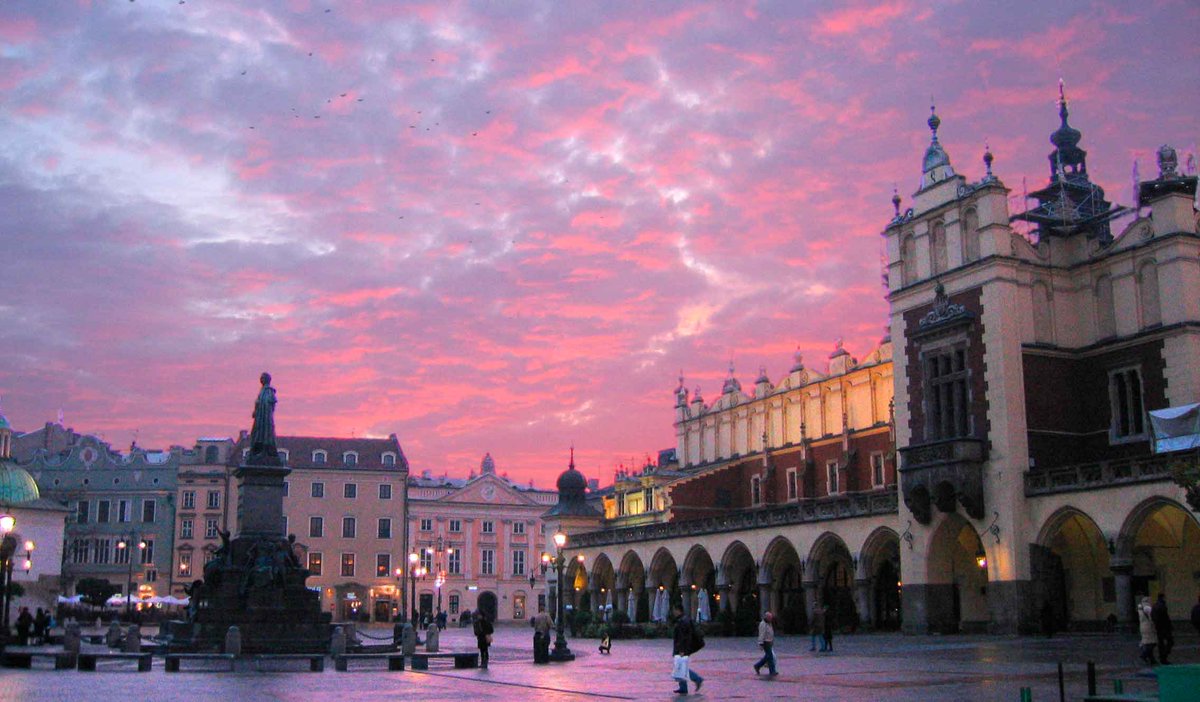 Hawkeye_JR's tweet photo. @maphalda90 Tampoco tiene tan mala pinta ¿no? Vendrás a verme ¿a que sí? 😂😂😂 #Krakow https://t.co/VHiyNCKzAr