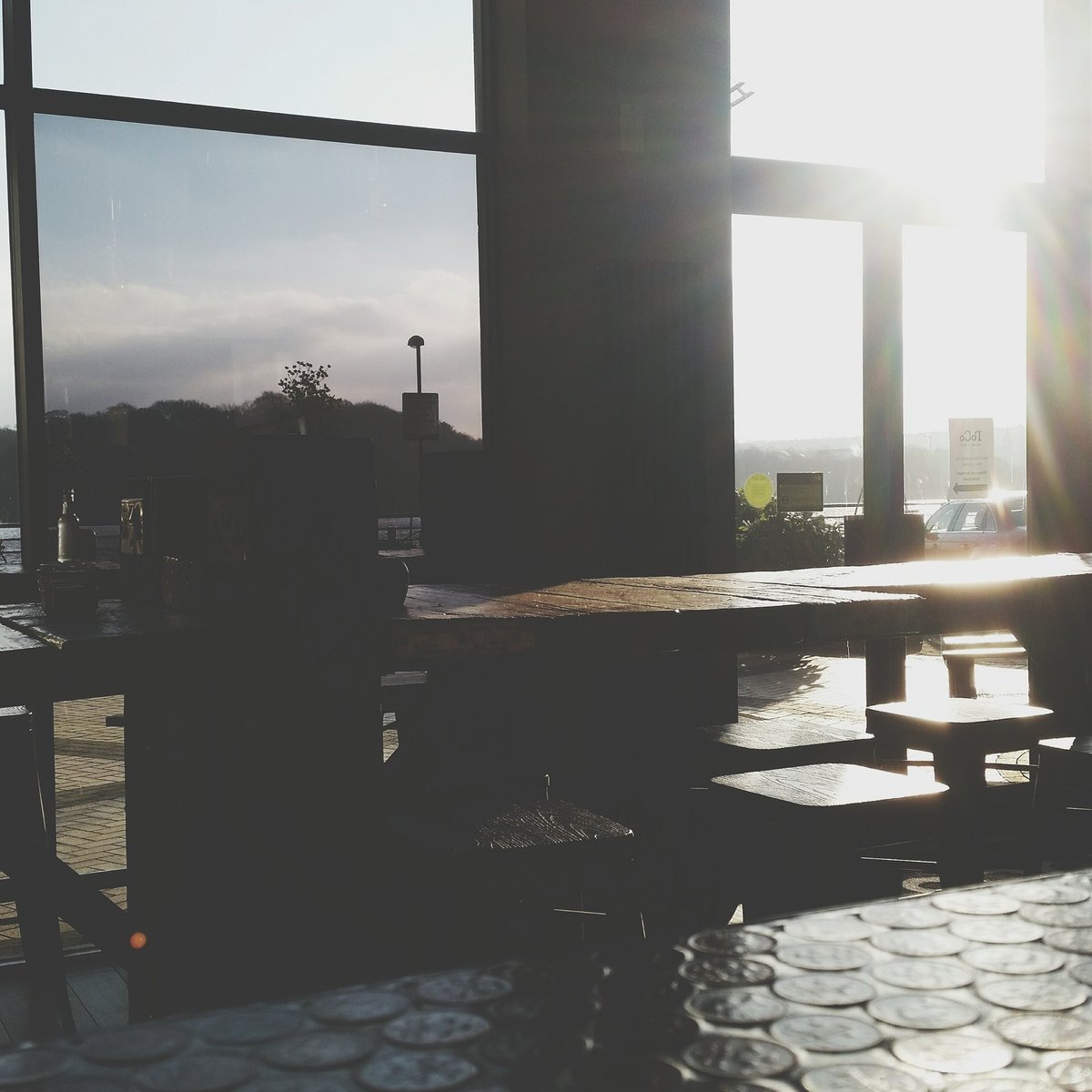 RoCobrewbar's tweet photo. Due to the wind the Brew Bar door is locked, we are still open and you can enter through the salon door #decievingweather https://t.co/XGBuZUfIUs