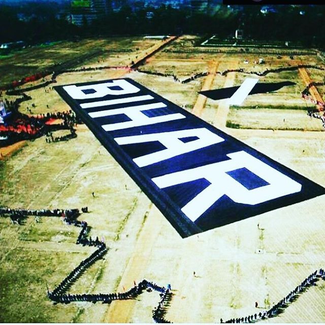 ravishkumarpage's tweet photo. Gandhi Maidan Patna.#humanchain #biharmap #21st_january https://t.co/8luXjbBRLF
