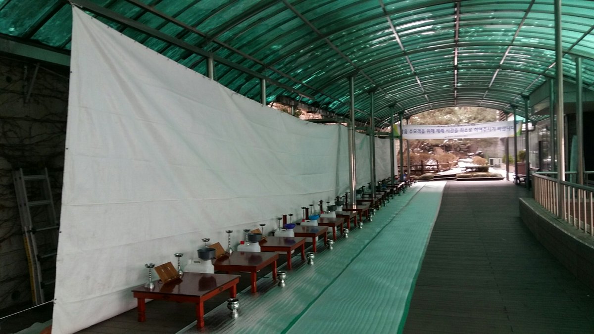 성남시영생관리사업소에서는 설명절을 맞이하여 추모객들의 대기기간을 줄이고 편안하게 고인을 추모할 수 있도록 임시제단을 설치하였고, 복지보건국장님께서는  영생관리사업소를 방문하여 임시제단 설치하는 직원들을 격려하고 격려품을 전달해 주셨습니다.