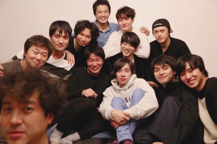 kentos______97's tweet photo. ムロくん！菅田くん！岡田くん！小栗旬！柳楽くんも勝地君もいるじゃん！すごー！、、、、ん？あれ！？賢人くん？😳😳😳😳ってなった1枚（笑）

それにしてもムロくんの誕生日写真なんだけど全くメインっぽくない（笑） https://t.co/zYDcW7EQsd