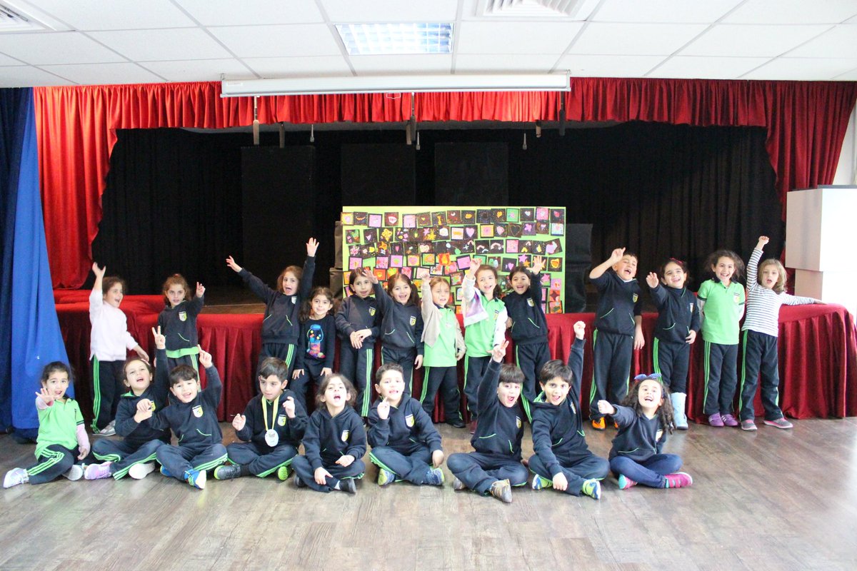 ASGSchool's tweet image. كتب أطفال الروضة ما يعني لهم مفهوم #السلام، كالحب والمشاركة والتعاطف، باستخدام الرموز. جمعت الرموز بلوحة كبيرة تعبر عن السلام و #اللاعنف.