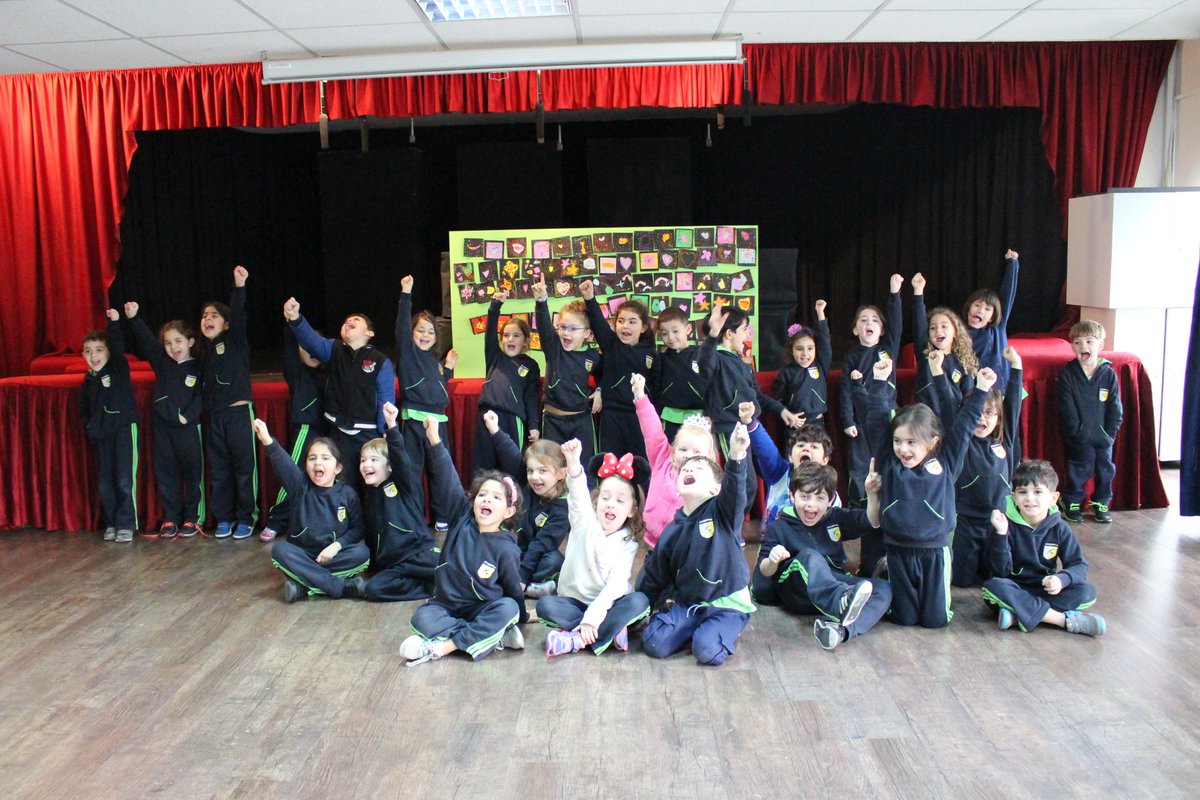 ASGSchool's tweet image. كتب أطفال الروضة ما يعني لهم مفهوم #السلام، كالحب والمشاركة والتعاطف، باستخدام الرموز. جمعت الرموز بلوحة كبيرة تعبر عن السلام و #اللاعنف.