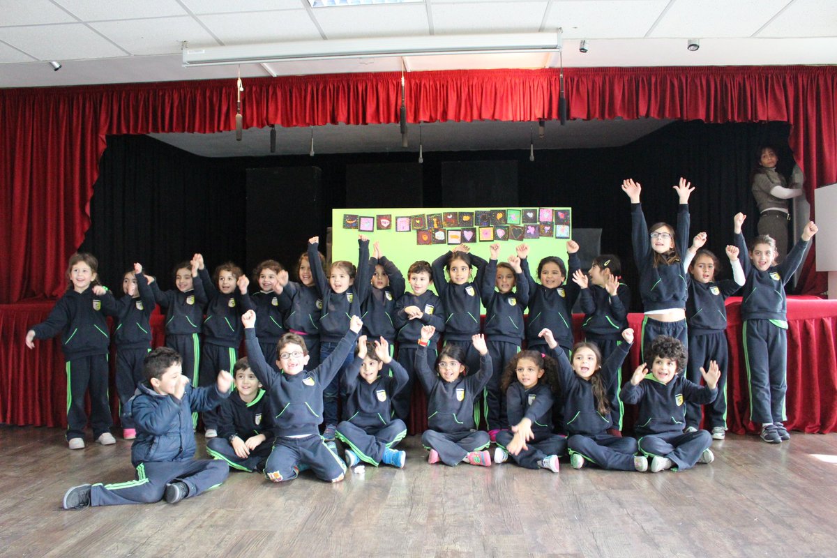 ASGSchool's tweet image. كتب أطفال الروضة ما يعني لهم مفهوم #السلام، كالحب والمشاركة والتعاطف، باستخدام الرموز. جمعت الرموز بلوحة كبيرة تعبر عن السلام و #اللاعنف.