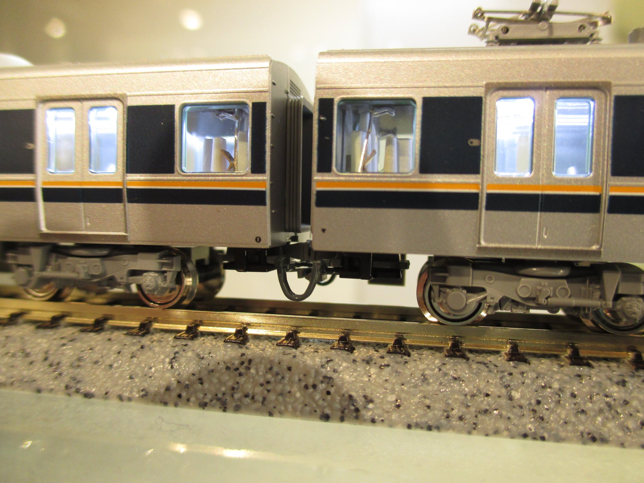 ｋａｔｏ京都駅店 車体間にこだわる Katoカプラー伸縮密連形 ボディマウント式 を装備する車輌の連結器にはめ込む事で車体間のジャンパー線を再現するため 京都駅店オリジナルパーツとして 車体間ジャンパー 10個入