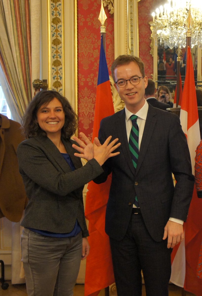 phenixfr's tweet photo. Faire faire le signe du crew @phenixfr à un #Ministre : check !
Next step : le #DAB  ; ) 
#GaspillageAlimentaire #FoodWaste #Denmark #Gâchis https://t.co/HzRmBrwxxM