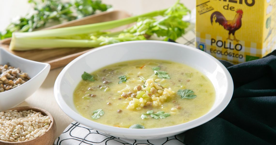 Ante un día de frío y lluvia, no hay nada mejor que un caldo @anetonatural. 100% reconfortante 😀💚