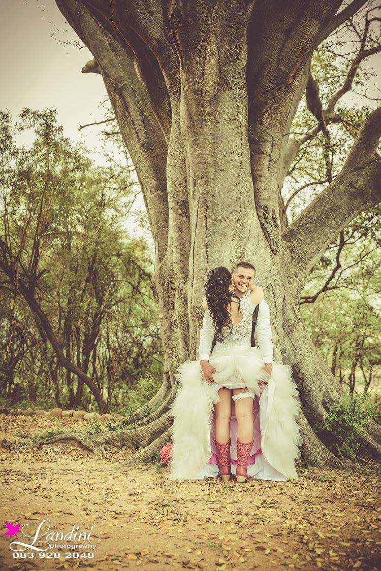 LandiniPhoto's tweet photo. Just for the Fun!! Found the garter! ๐ #weddingphotographer #funbride #funwedding #wedding #landiniphotography https://t.co/T166xTXArm