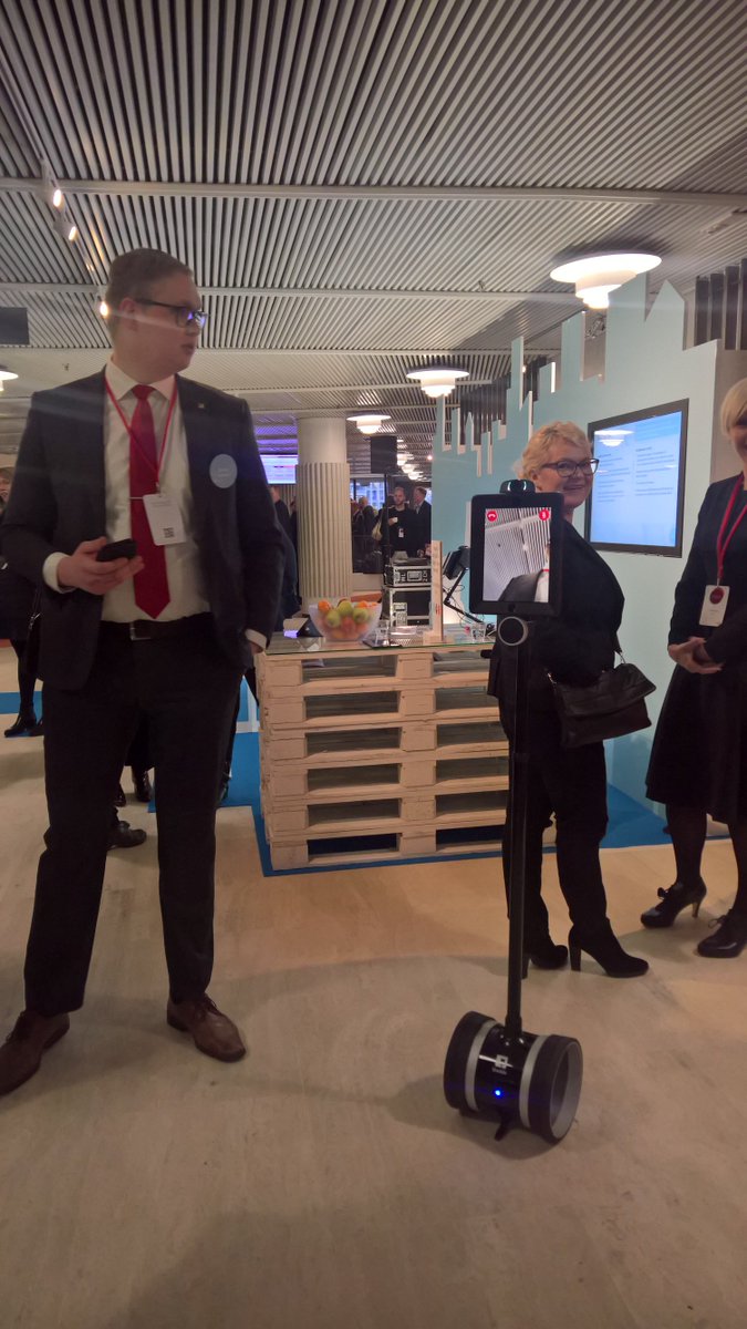 SanniRemonen's tweet photo. Hoivarobotti tulevaisuuden hyvinvointiin #SmartWelfare'ssa #Ratkaisu17 https://t.co/1xmBdJPvBp