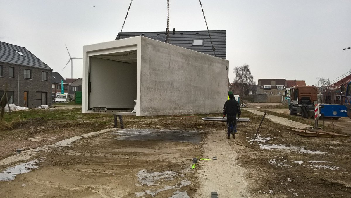 BartGossye's tweet photo. Plaatsen van prefabgarage's in Zwankendamme voor @Durabrik . #snelwerk #goebezig https://t.co/4DrK8hFaA3
