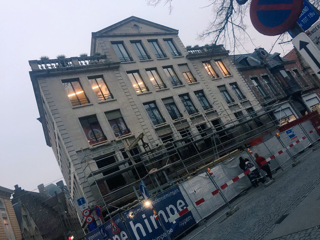 alexcolleau's tweet photo. Les travaux ont déjà commencé sur le chantier du futur Apple Store de Bruges (photos prises ce matin). Ouverture prévue en 2018. #Belgium https://t.co/MIHf1XzfIq