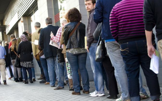 expansioncom's tweet image. El paro cae al 18,63% en 2016, resultados de Bankinter y otras noticias a esta hora bit.ly/2jshHZW