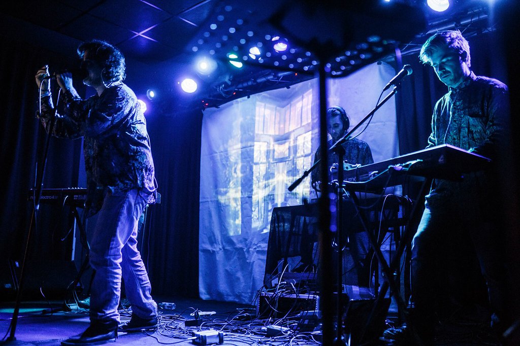 "Fiesta de la Decadencia" en <a href="/SalaXSVQ/">Sala X</a>: que a un grupo de electrónica le digan que en directo sus canciones ganan... facebook.com/media/set/?set…