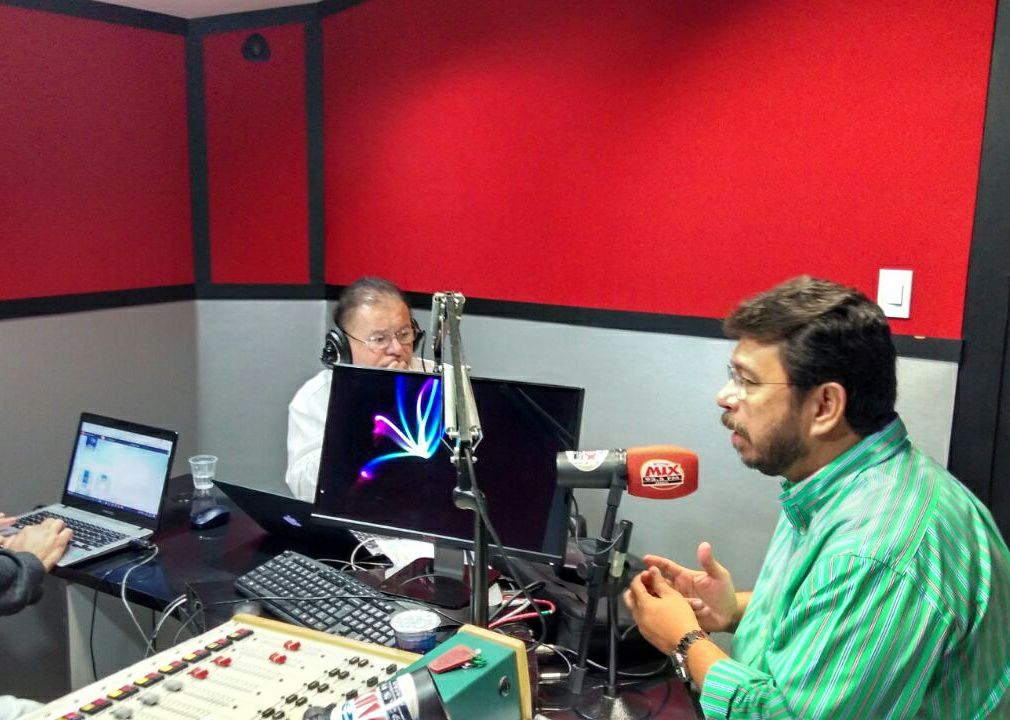 O Secretário de Estado da Infraestrutura Valmor Barbosa concede entrevista no estúdio da Mix FM ao jornalista Gilmar <a href="/gilmarcarvalho/">Gilmar Carvalho</a>
