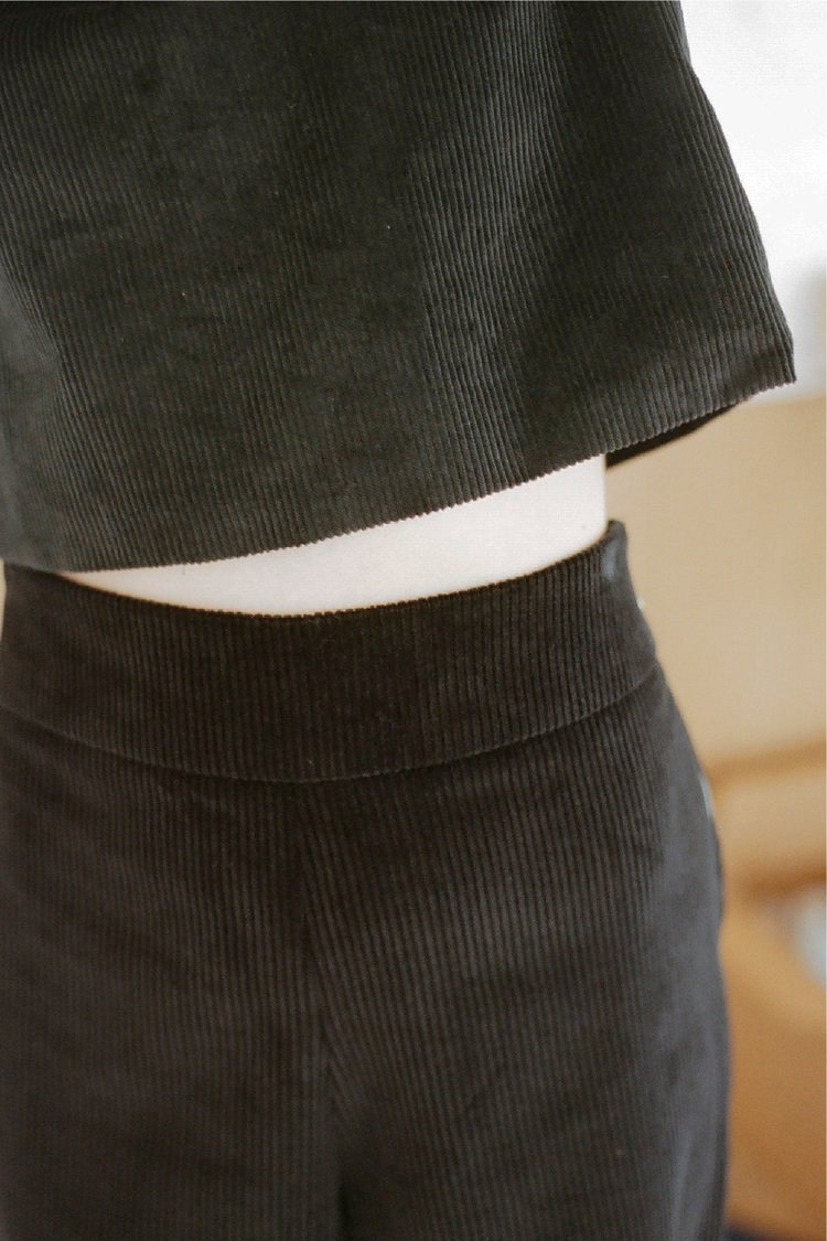 Delfina Balda’s dressy corduroy ensemble shows there's a great alternative to denim. makeitlast.se/2017/01/05/bra…