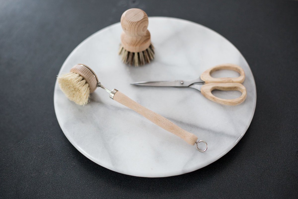 Why rely on plastic when you can get beautiful kitchen utensils like this in wood? makeitlast.se/2017/01/24/kit…