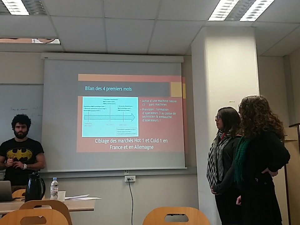 LCube_StEtienne's tweet photo. Les élèves de 2A de @MINES_StEtienne en présentation devant les actionnaires sur le #SeriousGames #Stratirac Bonne chance ! https://t.co/qWQcyO0q1J
