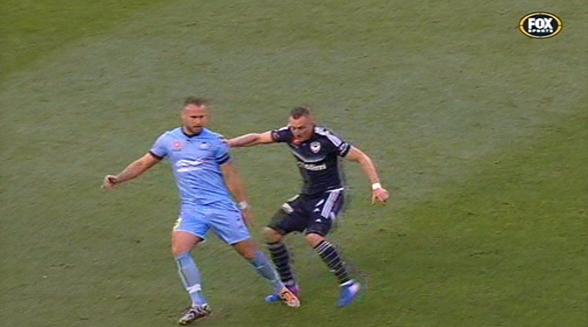 gomvfc's tweet photo. 9' New @SydneyFC signing Jordy Buijs cops a tap on the shoulder. Let's hope he's OK #MVCvSYD 0-0 #ALeague https://t.co/6iop8KMsh1