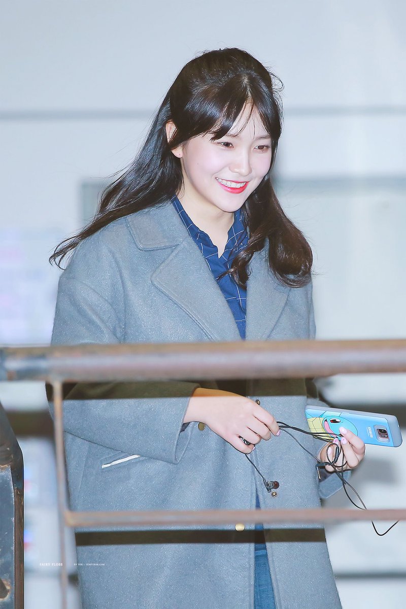 prettyhurts801's tweet photo. Yerim with squirtle phonecase. why so cute 😍😙 https://t.co/eGwFkIZmGq