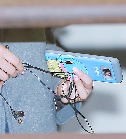 prettyhurts801's tweet photo. Yerim with squirtle phonecase. why so cute 😍😙 https://t.co/eGwFkIZmGq