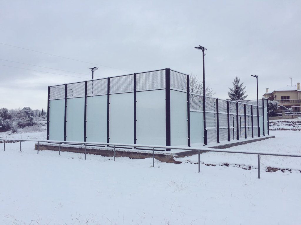 Así han encontrado la pista de Pádel esta mañana en Santa Eulàlia de Puig-oriol, Barcelona. ❄️☃️ #nevada