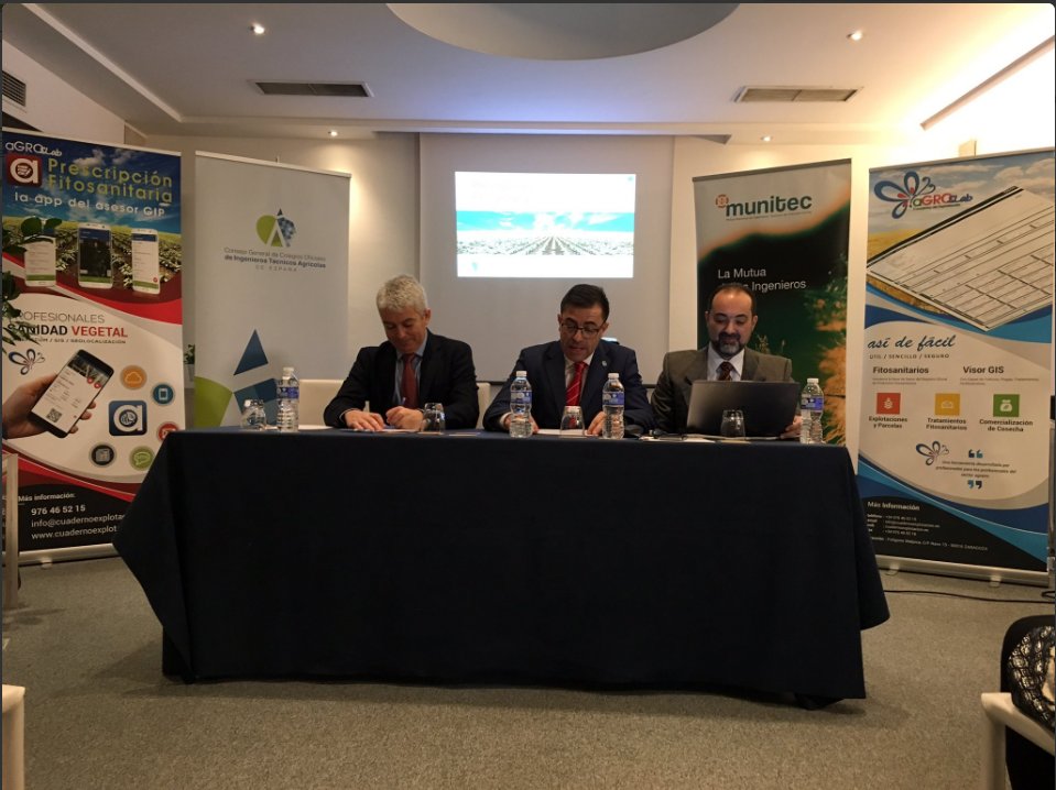 aGROSLabCE's tweet photo. Comienza la rueda de prensa para presentar la APP #aGROSLab #prescripcionfitosanitaria #SympSV17 #FelizJueves #sevilla #app https://t.co/xmdFA2p93v