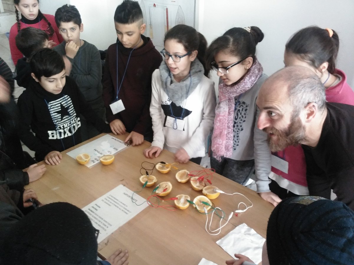 Smfn_Sapienza's tweet photo. I piccoli scienziati di #TheScienceZone con @museiSapienza, @SMFN_Sapienza e @SapienzaRoma https://t.co/vbJxvwsZoH