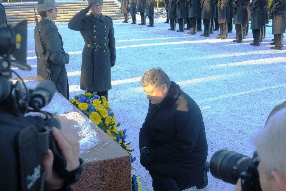 Вот Пётр, настоящий европеец, стоит на коленях перед Маннергеймом. Не то, что варвары питерские, которые даже доску повесить не разрешили.