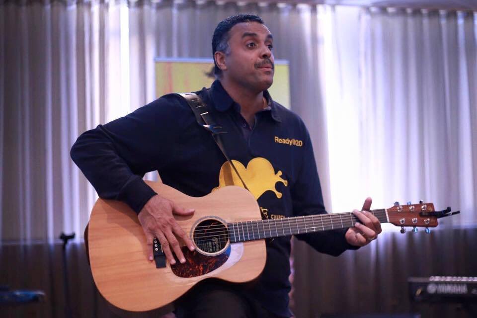 EmmanuelProYEBO's tweet image. I don't know what you were doing with the guitar 🎸
BUT the fact that you are holding it Alone... I LOVE IT!
🎸 ❤️ Activated
#BishopDagMyHero