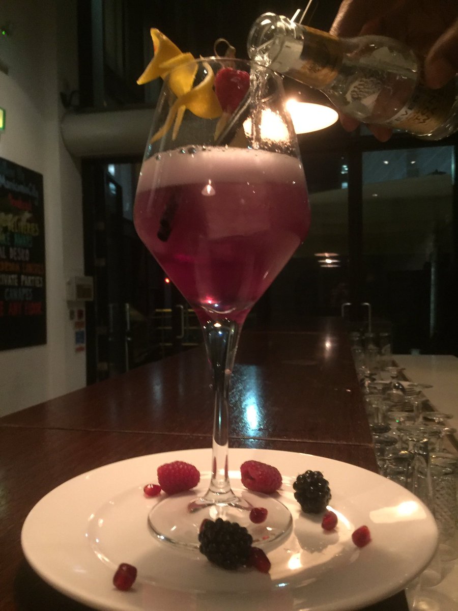 ragno84's tweet photo. "Magical Gin&Tonic" @ManicomioCity #molecular #mixology #bestcitybar #LoveLondon #cocktails #colorChanging #gutterlane @TimeOutEatDrink https://t.co/at8nIQTKn5