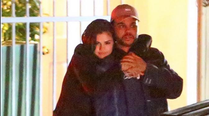 bintangcomID's tweet photo. Makin Romantis, The Weeknd dan Selena Gomez Terikat di Instagram https://t.co/nqGL7L0wzx https://t.co/dmbmF41dAO