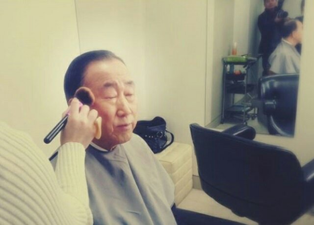 Ban_Adventure's tweet photo. 꼼꼼하게 기름칠하는 반기문 https://t.co/yh8vopjHVQ