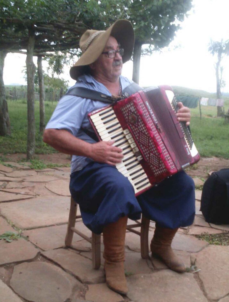 correio_dopovo_'s tweet photo. Homem tira a guaiaca para entrar em banco e bombacha cai https://t.co/gmRwtH1Qvh https://t.co/1f0lZZsHE9