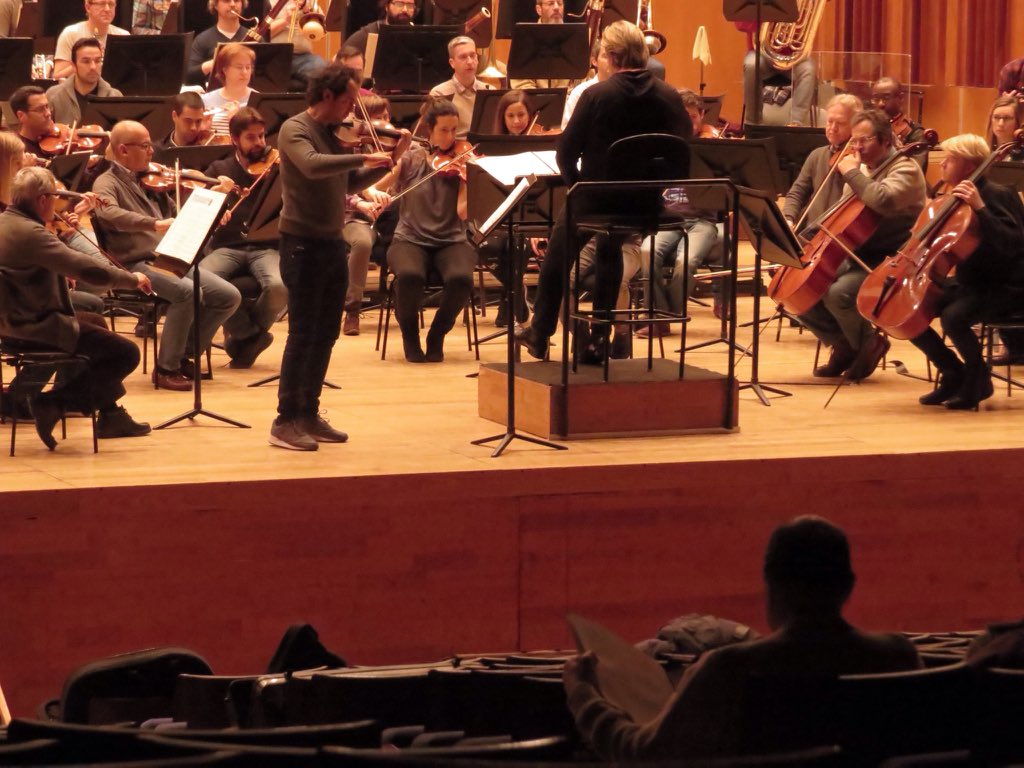 OSPAcom's tweet photo. Jesús Torres sigue el ensayo de su concierto para violín @jreinaviolin entregado!! 🎻🎶🎶🎶 @AriRasilainen @Teatrogijon https://t.co/jPXhd2Qfoq