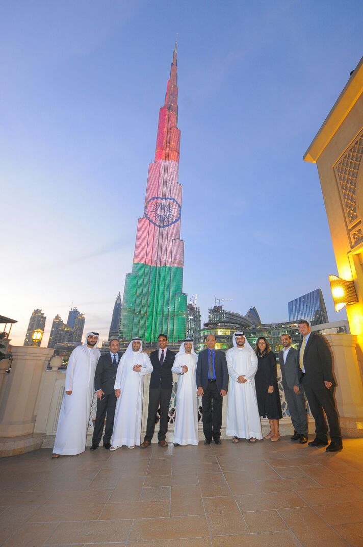 DDNewslive's tweet image. #RepublicDay Prominent Arabs with Consul General of India Anurag Bhushan in the backdrop of tricolour lit Dubai&apos;s #BurjKhalifa @cgidubai