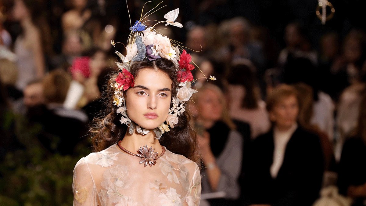munoz_rafa's tweet photo. Blanca Padilla, la belleza española que ilumina París. https://t.co/DXf0gde8Az #hautecouture https://t.co/u0tF0rcZq7