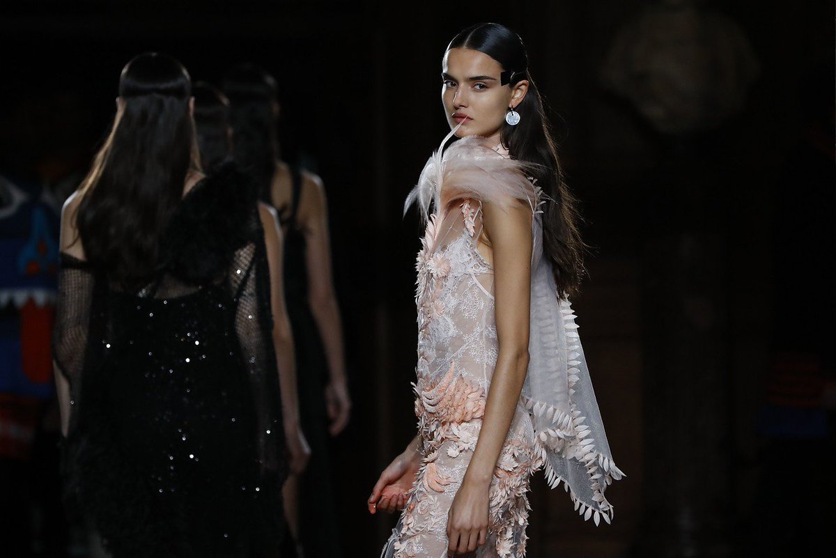 munoz_rafa's tweet photo. Blanca Padilla, la belleza española que ilumina París. https://t.co/DXf0gde8Az #hautecouture https://t.co/u0tF0rcZq7