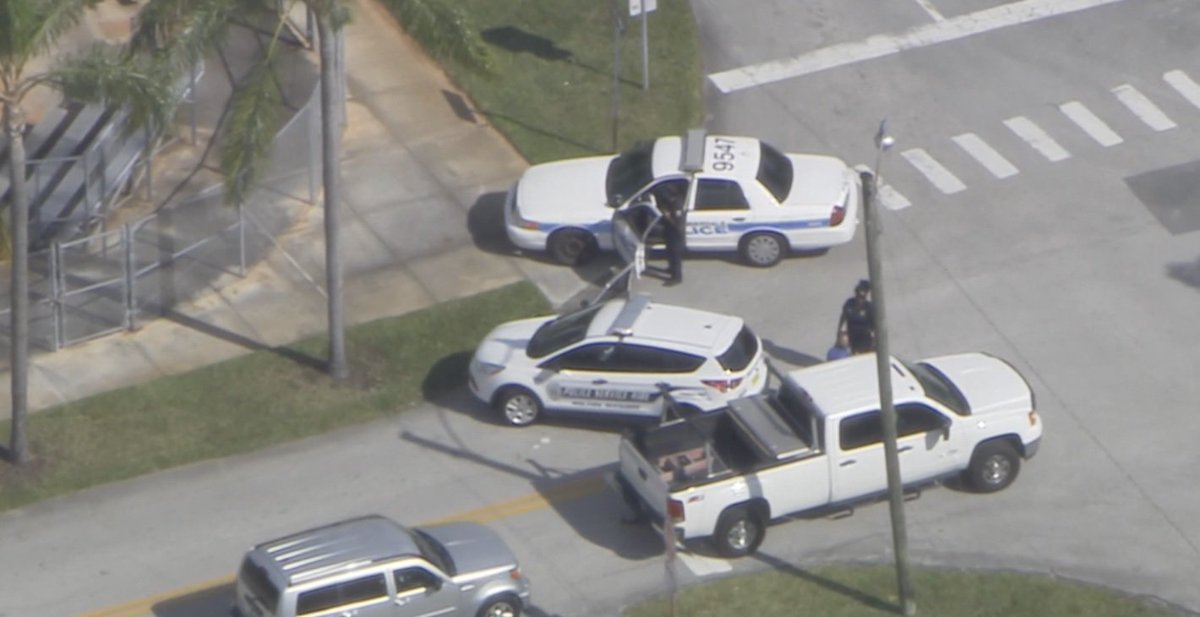 #BREAKING Wilton Manors Elementary on lock down after person spotted on property bit.ly/2jBbCs2 https://t.co/UCBT6Rql5Z
