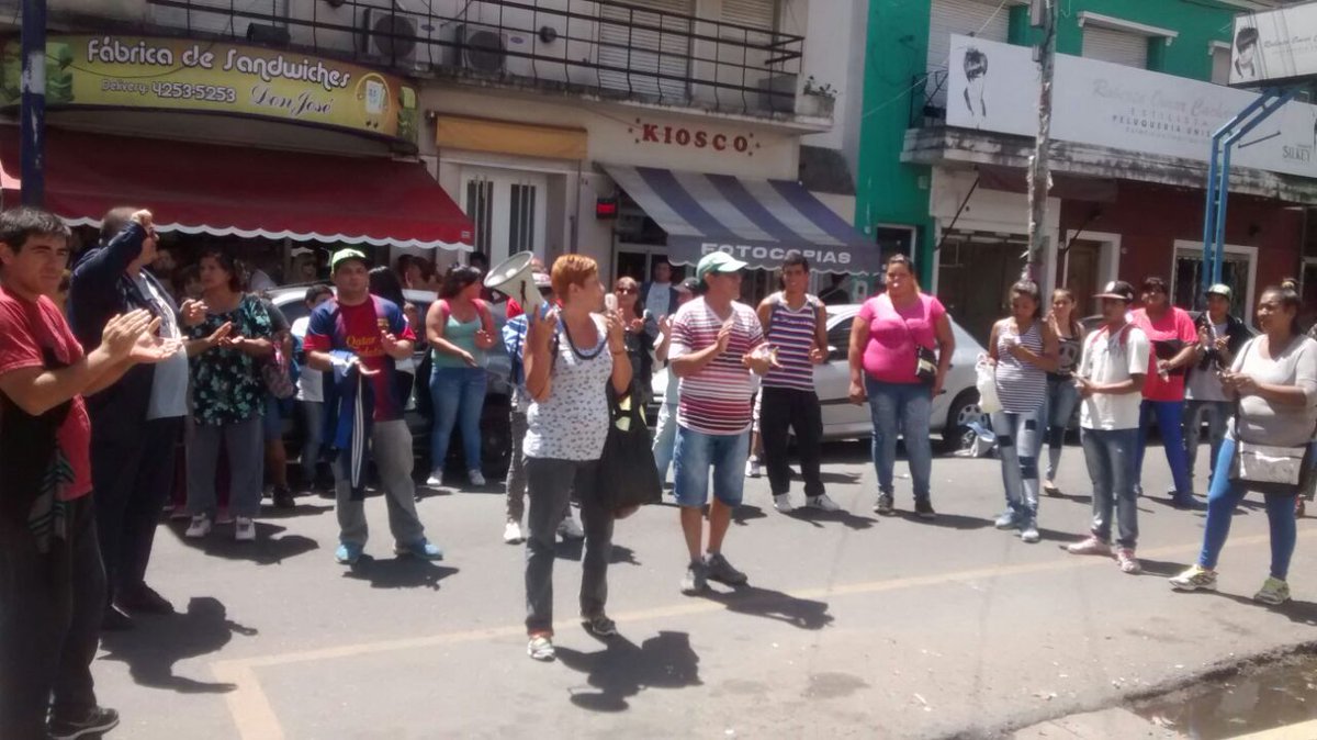 laukohn's tweet photo. Movilizados en la puerta del Ministerio de Trabajo delegacion Quilmes por la reicorporacion del compañero #Prodalsa https://t.co/wUYfPMTijc