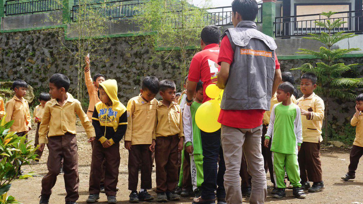 BaktiBagiNegeri's tweet photo. #10 Ini nih penampakan keakraban kakak relawan di MI Maarif Sirangkel. Kompak dgn koreo barisan BBN di lapangan sekolah. Seru yaa!! https://t.co/G0AkaUnuJI