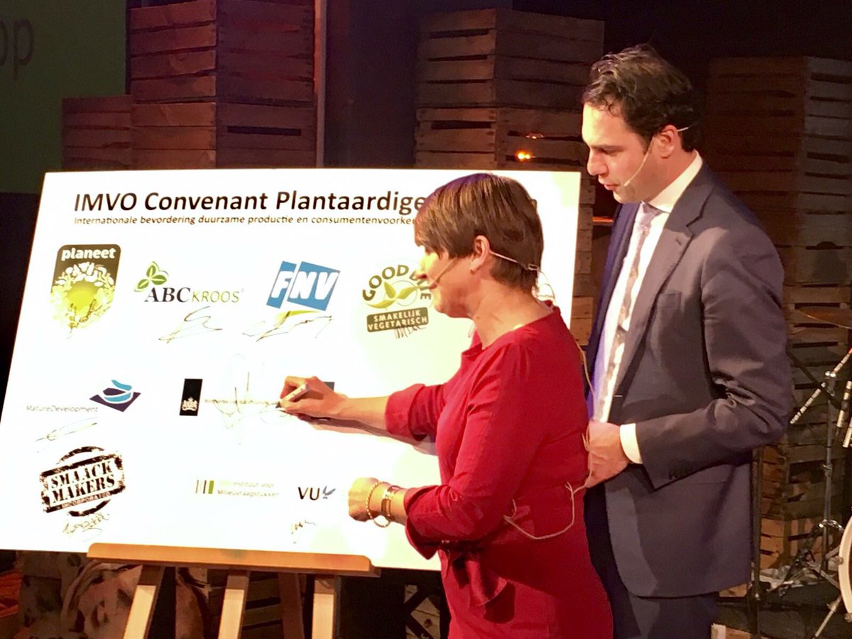 NL koplopers werken gezamenlijk met <a href="/ploumen/">Marianne Ploumen</a> <a href="/MinBZ/">Ministerie van Buitenlandse Zaken</a> <a href="/martijnvdam/">Martijn van Dam</a>  <a href="/MinisterievanEZ/">Ministerie van Economische Zaken</a> aan #IMVOconvenant #PlantaardigeEiwitten #voedseltop2017