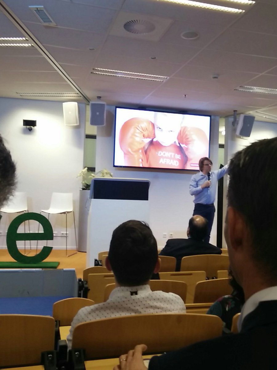 FutureFields_'s tweet image. Dagvoorzitter Jerre Maas geeft de aftrap met een originele en interactieve opdracht! #KeepSharing!