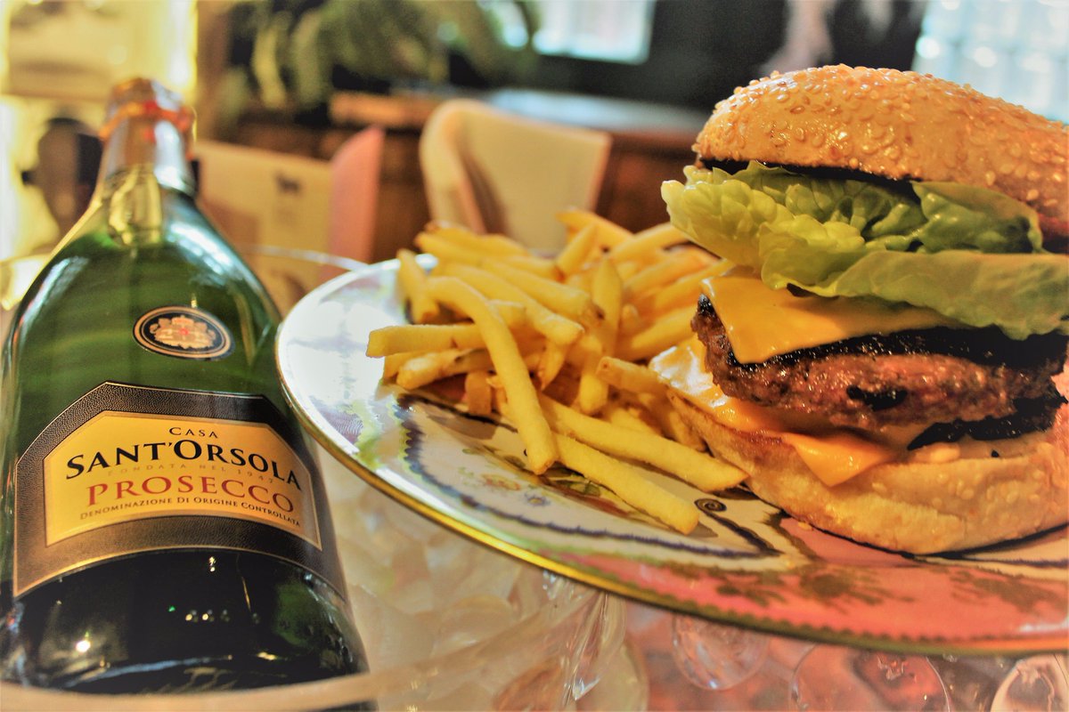#BubblesandBurgers: Tuck into 2 of our dirty #burgers &amp; a bottle of house #Prosecco for just £25! Mon-Thurs, quote #HAPPYHOUSE 🍔🍾 #loveleam