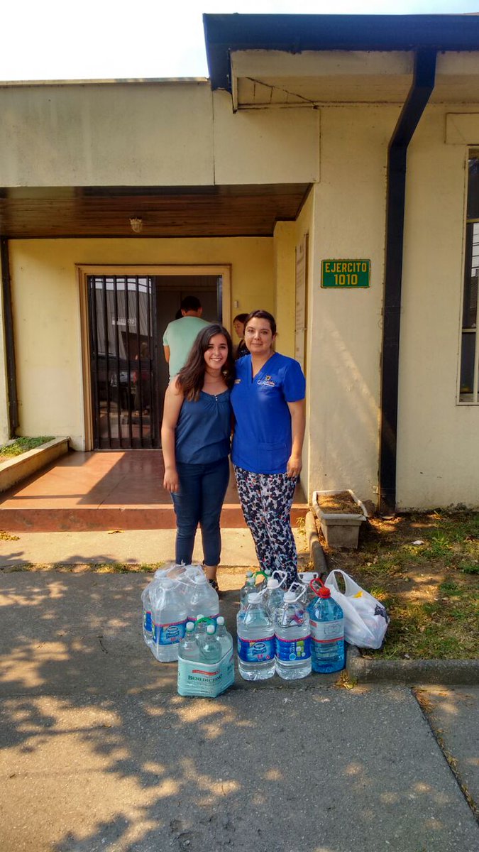 FesecConcepcion's tweet photo. Coordinadora Alen Arancibia aportando + de 100lts de agua al centro camino y felino d @Muni_Concepcion #FuerzaChile https://t.co/87wxgpgF6I