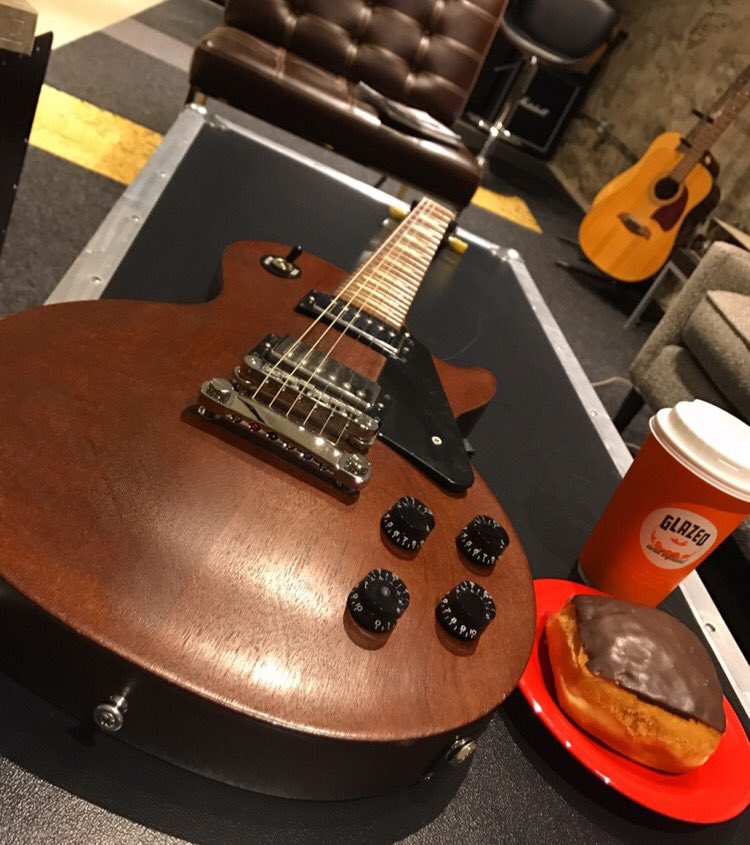 AlteredStage's tweet photo. Morning jam! ππΈπ€#jammintime #gibsonguitar #goodmorning #music #westloopisthebestloop #chicago #guitarist @gibsonguitar @LesPaulOfficial https://t.co/c8zJgOGGqL