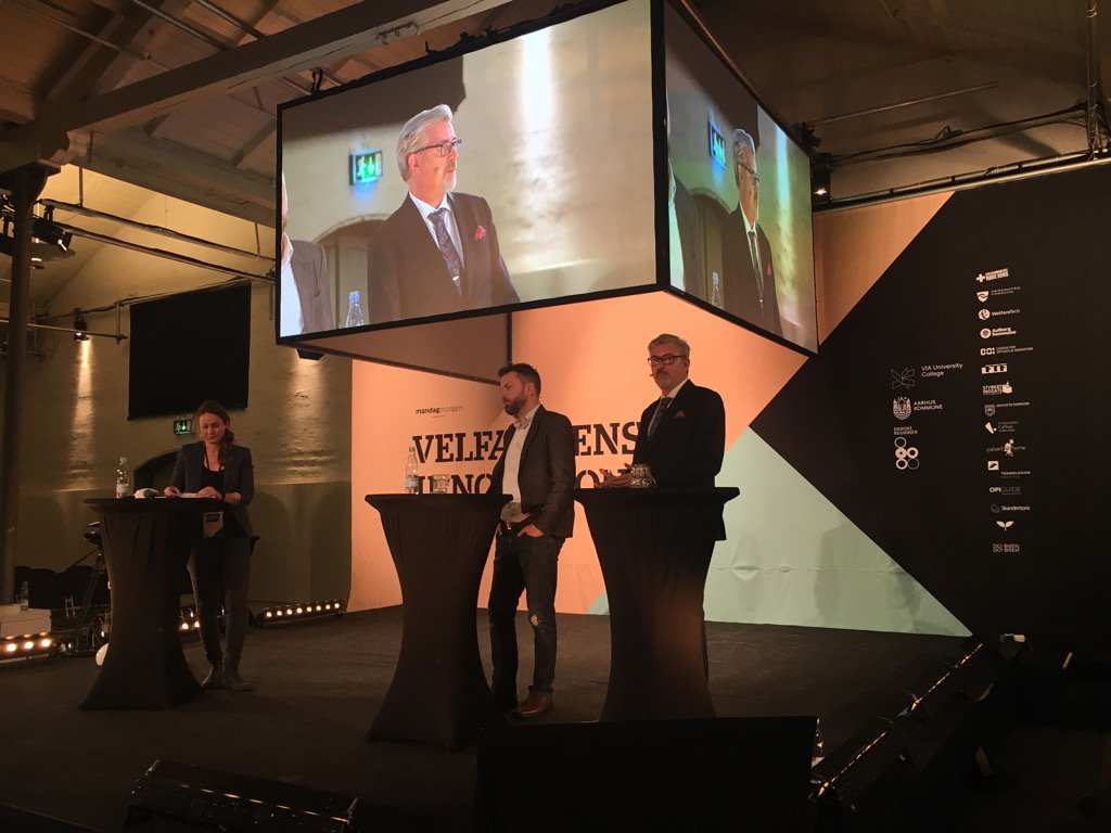 mandagmorgen's tweet photo. Henrik Schärfe: "Robotter fascinerer os fordi der er noget umiskendeligt menneskeligt over dem". #VI2017 https://t.co/s8jIYBjTv2