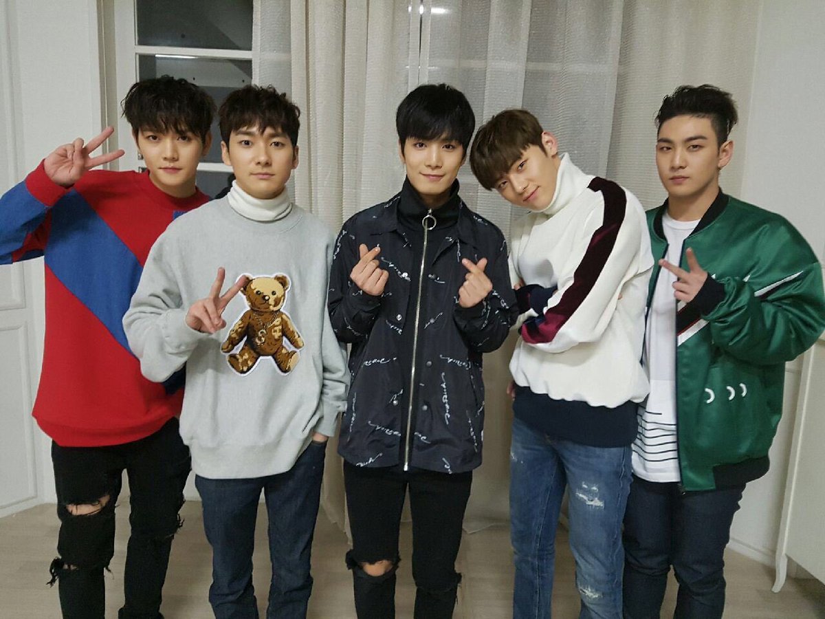 thenuestrans's tweet photo. [NUESTNEWS] 170126 

Thank you to stay with us until late ❤️ what should to eat tomorrow?🤔 https://t.co/SLYnGPSGrw