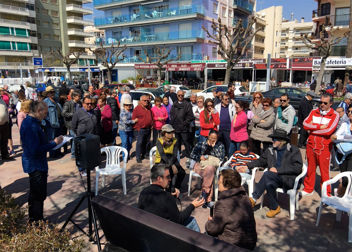 CALAFELL
L’alcalde de Calafell torna a treure el sofà al carrer perquè el veïnat pugui preguntar i proposar